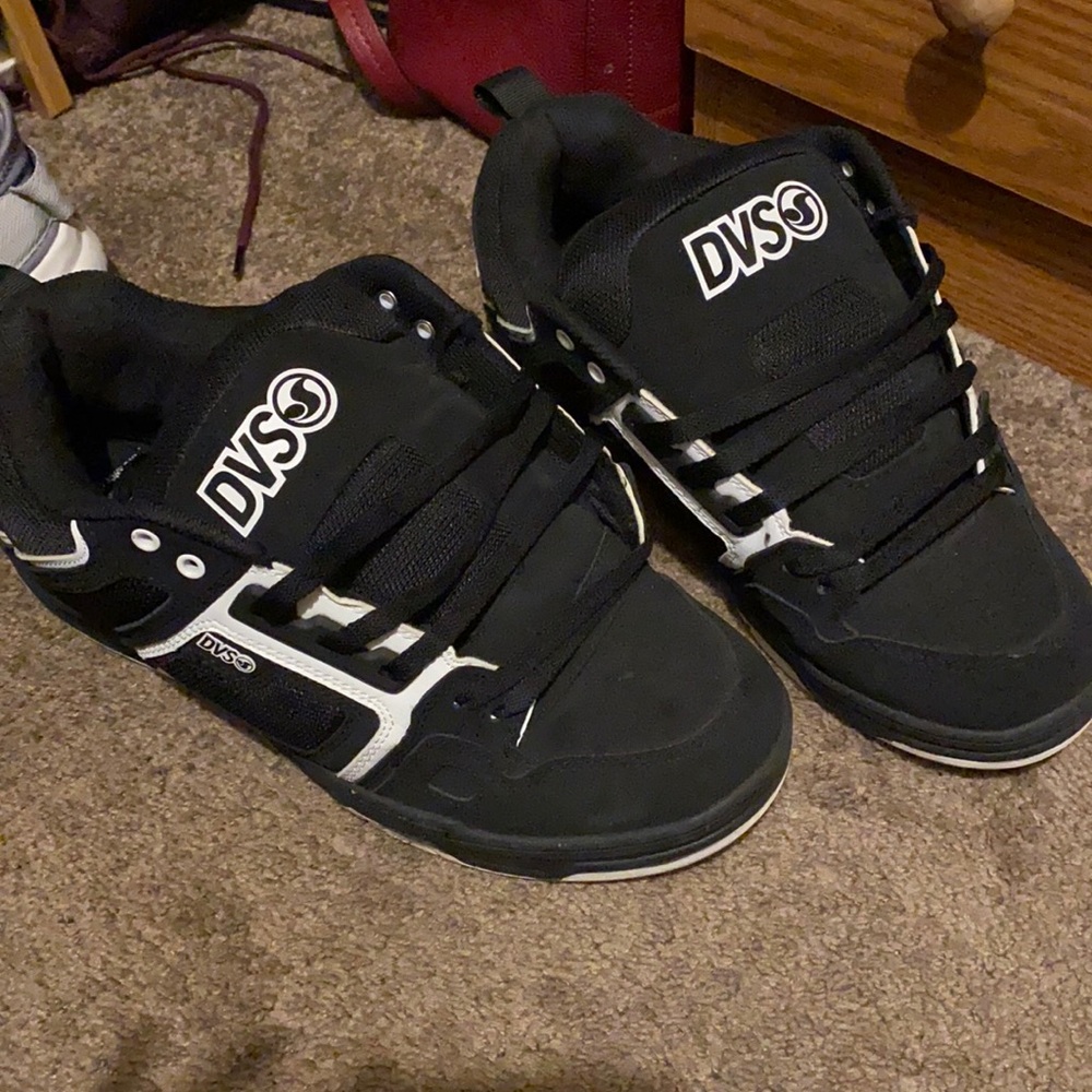 Men’s DVS skate board sneakers